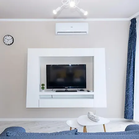 Sunny Blue One-bedroom Flat With Balcony By Flat Mаnager ヴァルナ