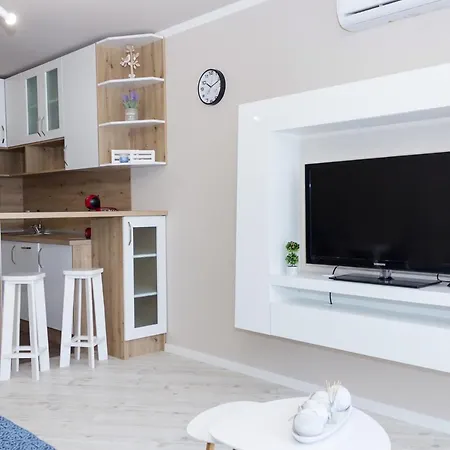 Sunny Blue One-bedroom Flat With Balcony By Flat Mаnager * 瓦爾納